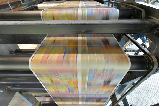 drucken Zeitung - Rollen-Offset-Druckmaschine in einer Druckerei // print newspaper - web offset printing press in a printing house