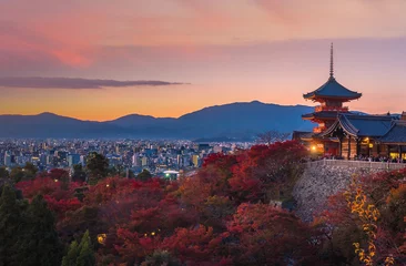 Foto op Plexiglas Herfstkleur van de skyline van Kyoto en de Kiyomizu-dera-tempel in Kyoto © f11photo