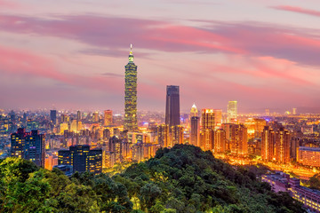 Fototapeta premium Taipei city skyline landscape at sunset time