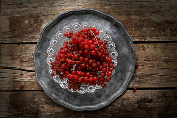 Cibo e spezie su piatto antico