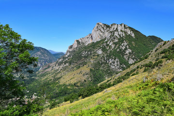 Fototapeta na wymiar Ariège - Pays de Beille - Le Quié - Les cabannes