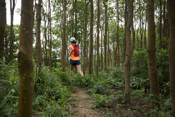 Obraz premium Ultramarathon runner running in tropical rainforest