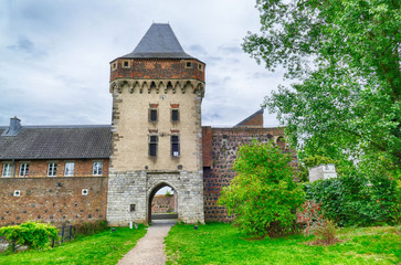 Fototapeta na wymiar Historisches Tor in der Stadtmauer von Zons