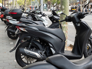 Barcelona, geparkte Mofas auf der Straße