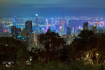 Obraz premium The famous view from Victoria Peak to Victoria Harbor and Hong Kong at night