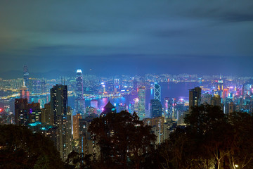 Obraz premium The famous view from Victoria Peak to Victoria Harbor and Hong Kong at night