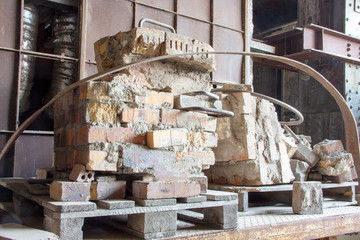 Teil eines demontierten Schornsteins auf Paletten in einem Stahlwerk
