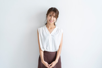 メイクアップをする女性