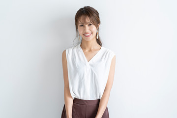 メイクアップをする女性