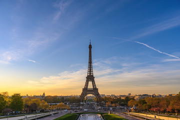 Naklejka premium Paris France city skyline sunrise at Eiffel Tower and Trocadero Gardens