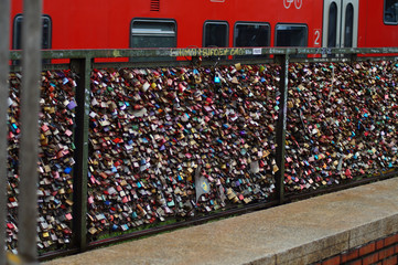 Liebesschlösser auf der Hohenzollernbrücke in Köln