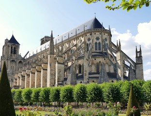 Fototapeta na wymiar Vue arrière de la cathédrale Saint-Etienne de Bourges, Cher, France