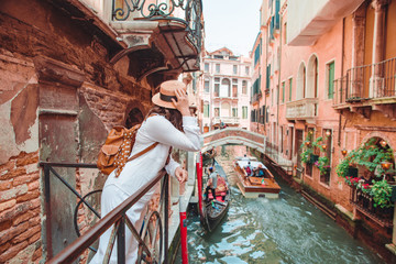 Fototapeta na wymiar woman looking at canal with gandola