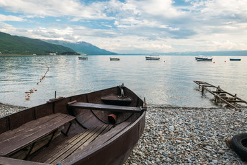 Obraz premium boats on Lake Ohrid in Macedonia with mountains in the background