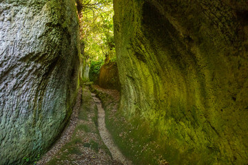 Le incredibili Vie Cave, scavate dagli etruschi tra i borghi di Pitigliano e Sorano, Toscana, Italia