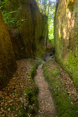 Le incredibili Vie Cave, scavate dagli etruschi tra i borghi di Pitigliano e Sorano, Toscana, Italia