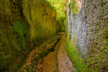 Le incredibili Vie Cave, scavate dagli etruschi tra i borghi di Pitigliano e Sorano, Toscana, Italia