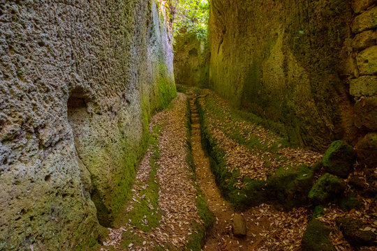 Le incredibili Vie Cave, scavate dagli etruschi tra i borghi di Pitigliano e Sorano, Toscana, Italia