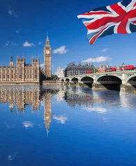 Foto op Plexiglas Big Ben en Houses of Parliament met rode bussen op de brug in Londen, Engeland, UK © Tomas Marek