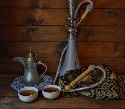 tetera y tazas de te con cachimba para fumar shisha