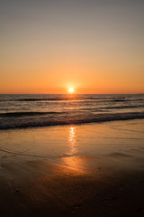 Obraz premium Sunset on the beach of La Barrosa, Sancti Petri, Cádiz, Spain