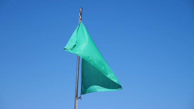 grüne Flagge zur Kennzeichnung von ungefährlichem Baden im Meer