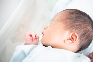 ベッドで眠る赤ちゃん