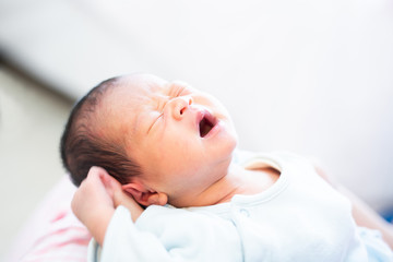 ママに抱かれて眠る赤ちゃん