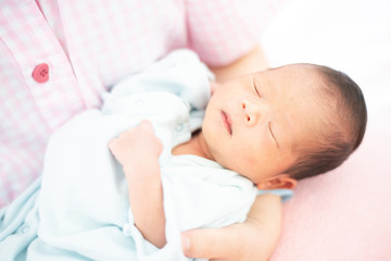 ママに抱かれた赤ちゃん