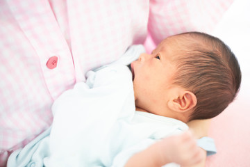 ママに抱かれた赤ちゃん