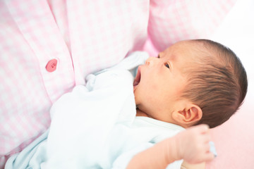 ママに抱かれた赤ちゃん