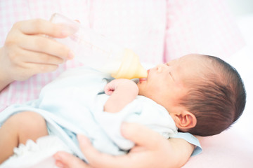 Obraz na płótnie Canvas ミルクを飲む赤ちゃん