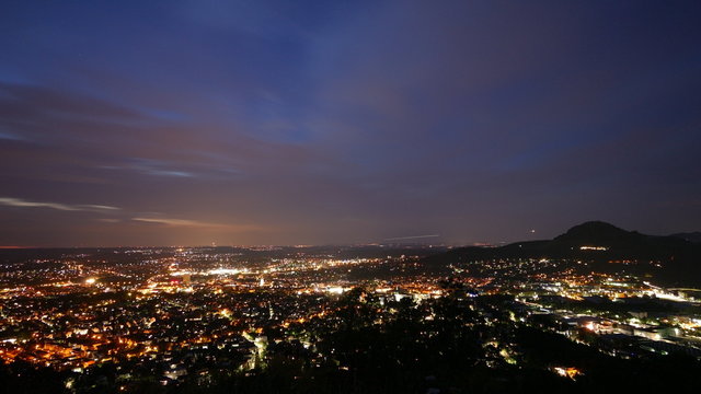 Reutlingen, Deutschland: Blick auf die n&auml;chtliche Stadt und die Achalm vom Georgenberg aus