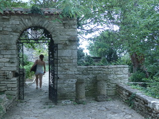 Kamienna brama w zielonym ogrodzie © Radosaw