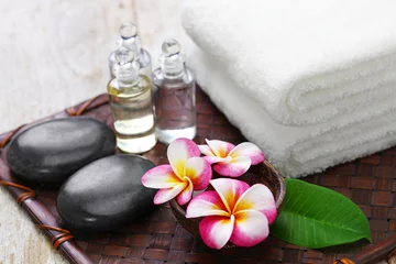 Fototapete Spa tropisches Spa-Resort-Konzept  Plumeria, heiße Steine, Handtücher und Massageöle