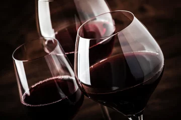 Foto auf Leinwand Auswahl an Rotwein bei der Weinprobe. Trockene, halbtrockene, süße Rotweine in speziellen Weingläsern auf altem Holztischhintergrund. Platz kopieren © 5ph