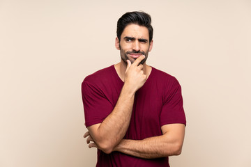 Obraz premium Handsome young man over isolated background thinking an idea