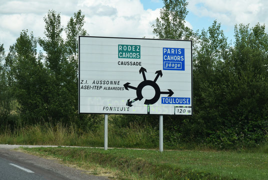Panneau de signalisation d'un rond-point à Montauban, Tarn-et-Garonne, Occitanie