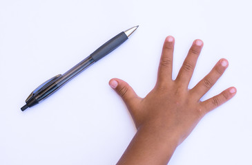 fondo blanco con mano de un niño y un bolígrafo  para la vuelta al cole