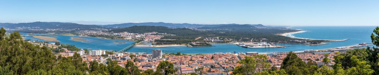 Naklejka na ściany i meble Panorama sur Viana do Castelo, Portugal, depuis le belvédère de Santa Luzia