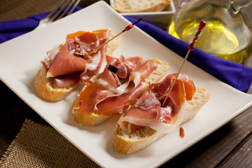 Tapa típica de jamón serrano 