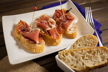 Pinchos de jamón serrano con pan