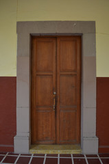 Fototapeta na wymiar puerta vieja de madera