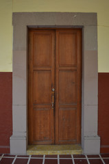 Obraz na płótnie Canvas puerta antigua vieja de madera