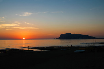 Obraz premium silhouette of alanya city at sunset