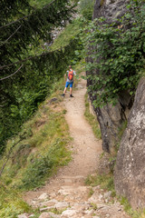 Steiniger Wanderweg in den Alpen mit Frau und Mann