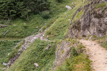 Steiniger Wanderweg in den Alpen mit Frau und Mann