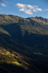 Naklejka premium Berghütte mit Alm in untergehender Sonne, Südtirol, Italien