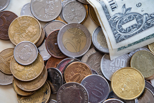 Dinheiro em moedas e papel de várias partes do mundo mostrando diferentes moedas em todo o mundo.
