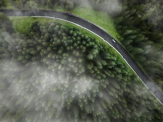 Selbstklebende Fototapeten Khaki Luftaufnahme der leeren Straße im grünen Wald. Drohnenschuss  © ver0nicka